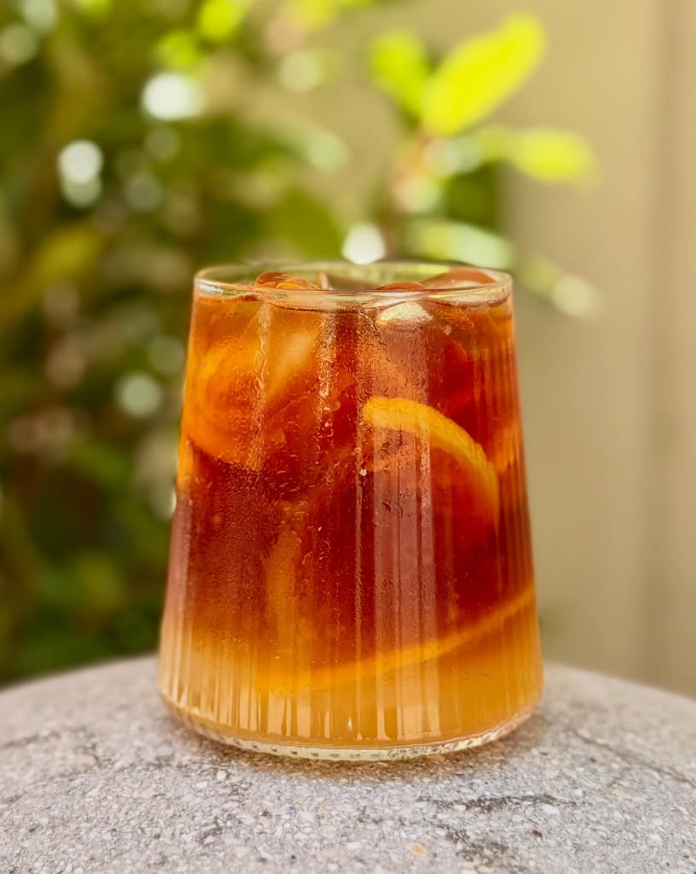 Jeges cold brew citrussal, kerthelyiségben